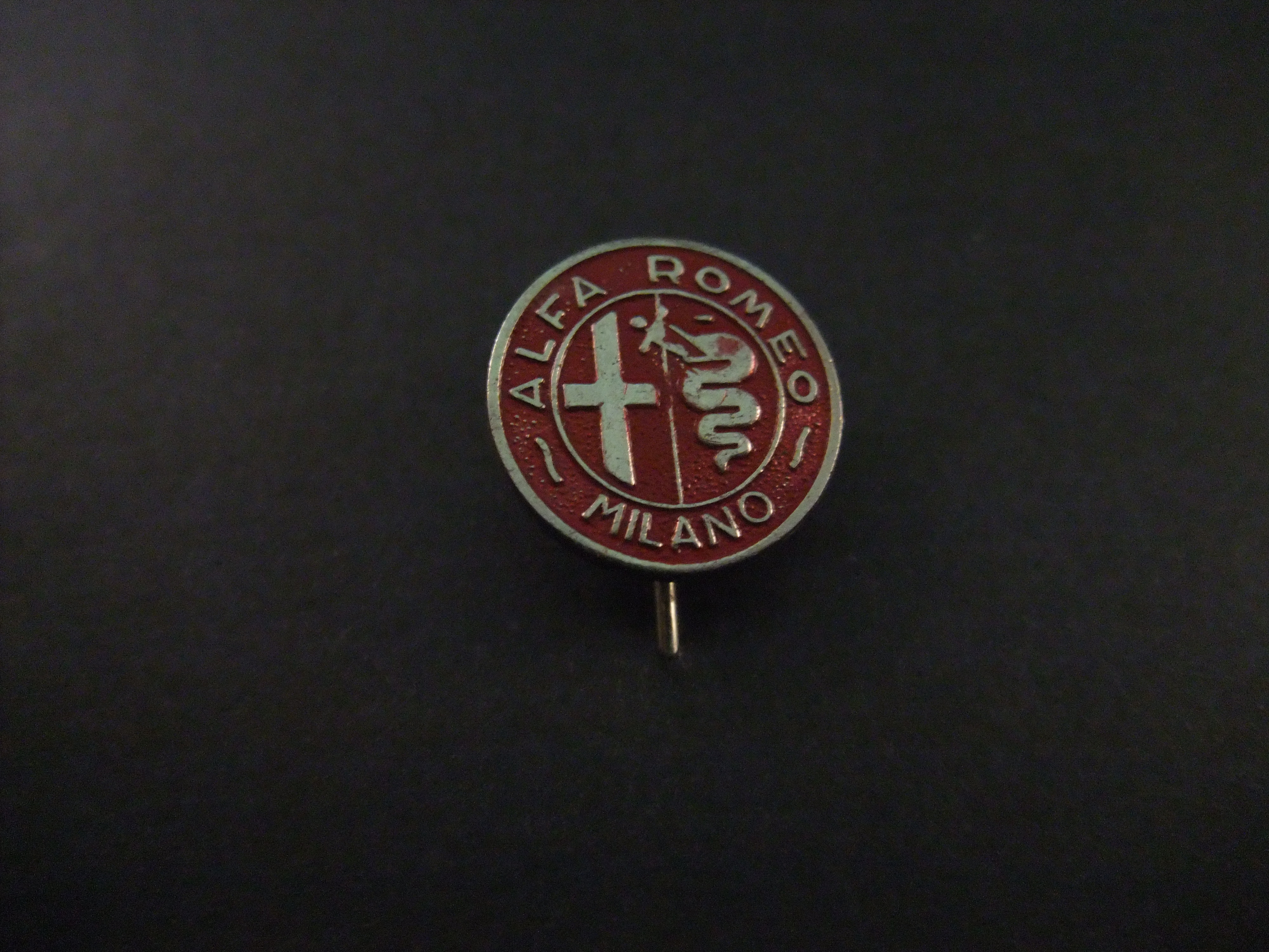 Alfa-Romeo Milano Italiaanse autofabrikant logo rood-zilverkleurig